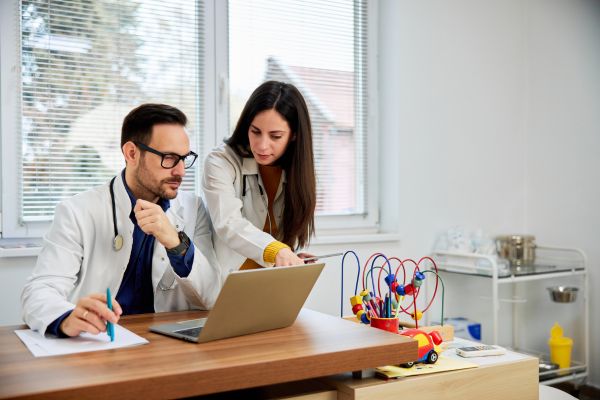 Atendimento em consultório médico com agente de IA