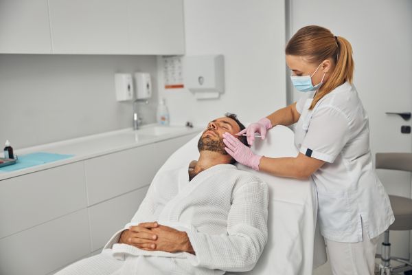 Atendimento em clínica de estética com agente de IA